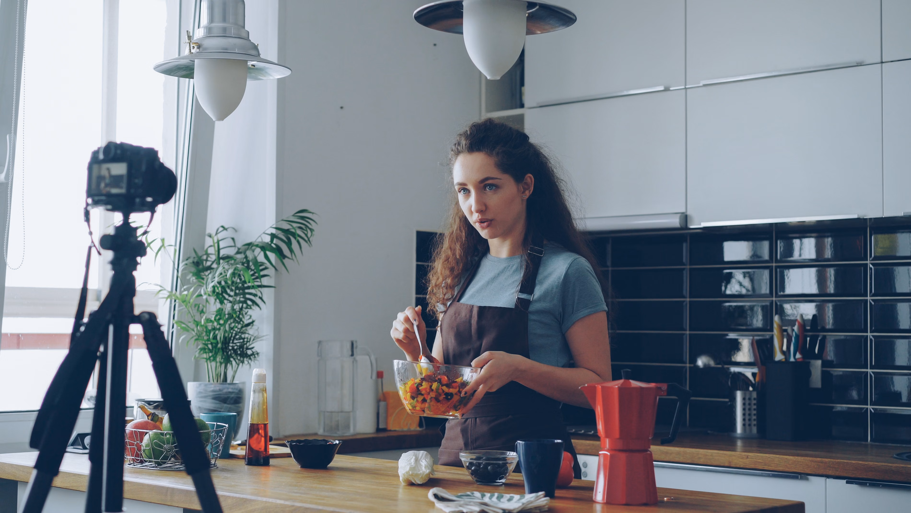 Bureau de créatrice de contenu avec ordinateur portable et café